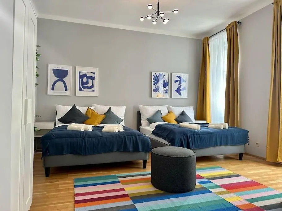 Very Spacious Apartment With A Wintergarden And Terrace, 1 Minute To Tram Station Vienna
