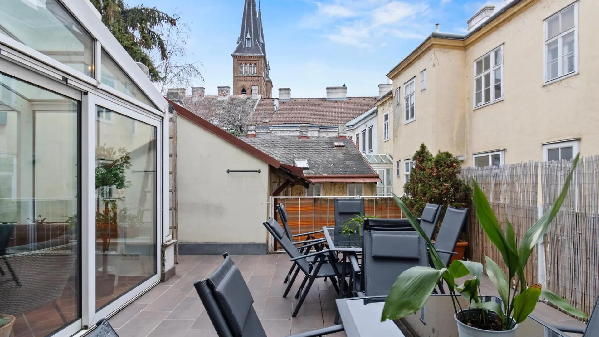 Very Spacious Apartment With A Wintergarden And Terrace, 1 Minute To Tram Station Vienna