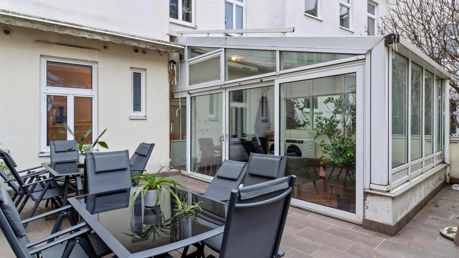 Very Spacious Apartment With A Wintergarden And Terrace, 1 Minute To Tram Station Vienna