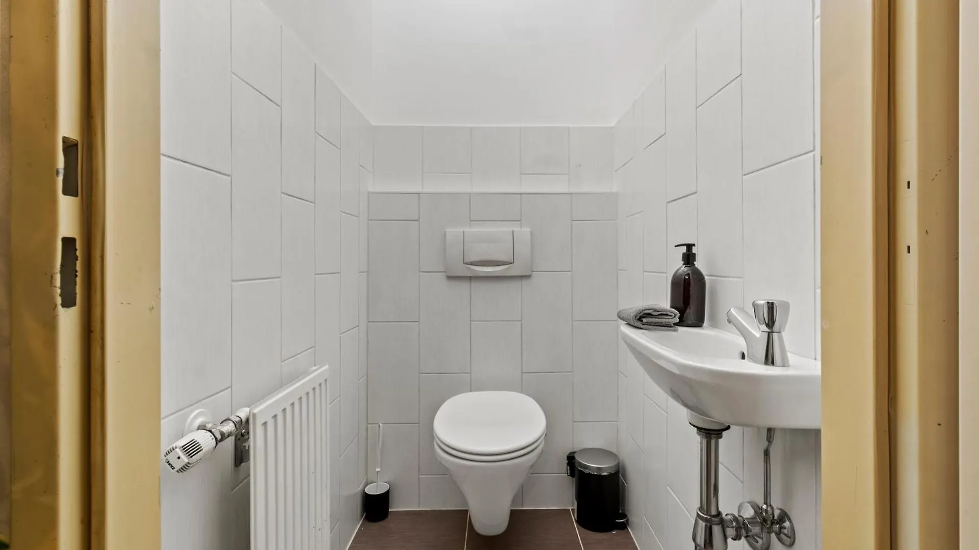 Very Spacious Apartment With A Wintergarden And Terrace, 1 Minute To Tram Station Vienna
