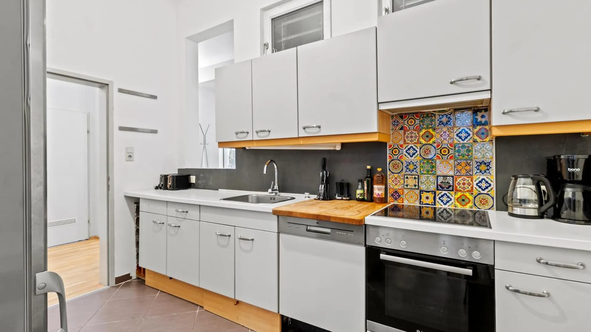 Very Spacious Apartment With A Wintergarden And Terrace, 1 Minute To Tram Station Vienna