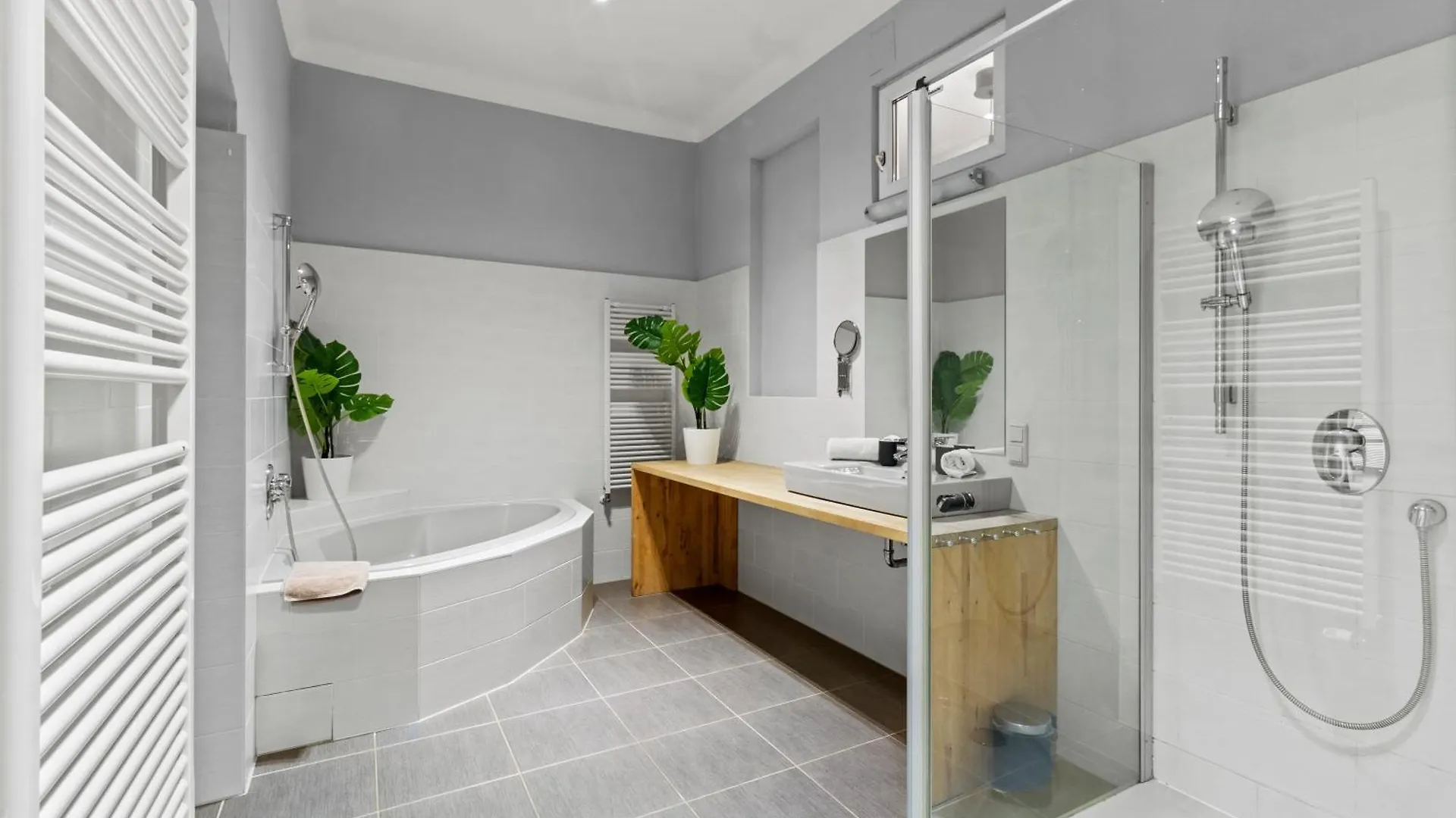 Very Spacious Apartment With A Wintergarden And Terrace, 1 Minute To Tram Station Vienna