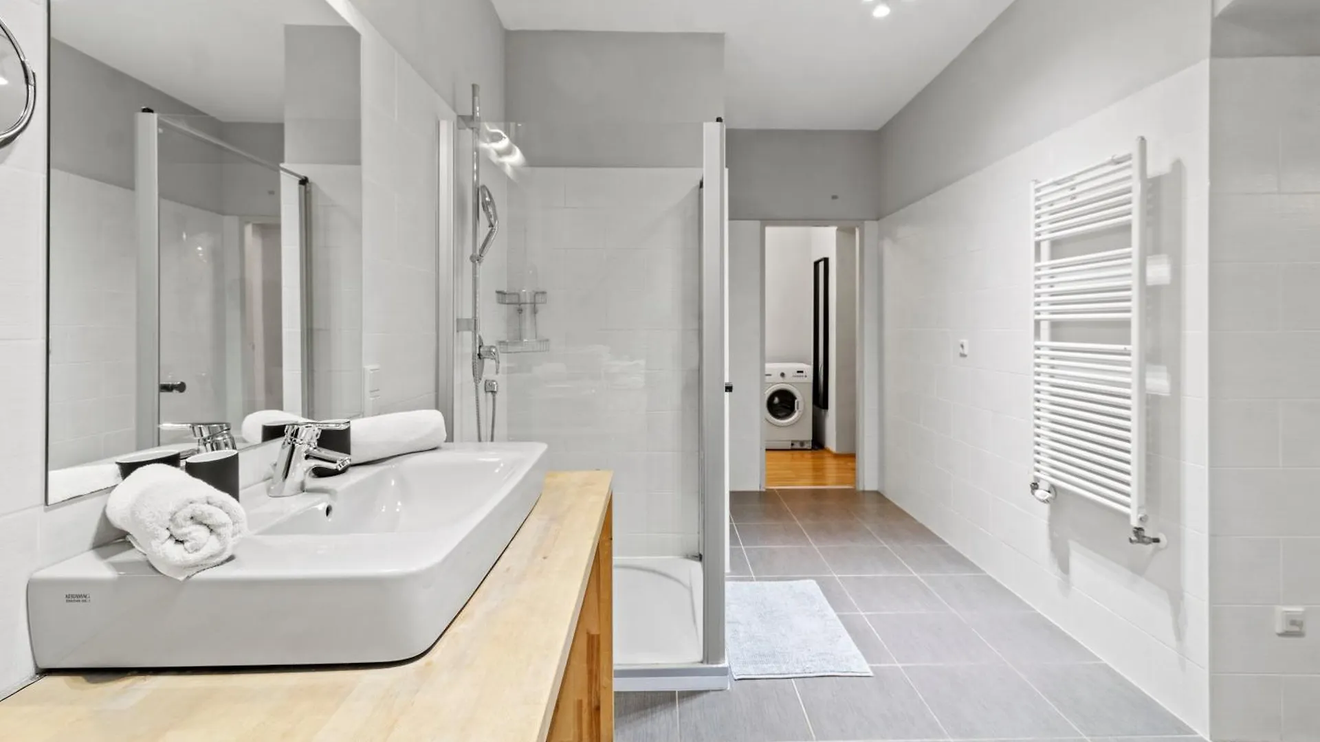 Very Spacious Apartment With A Wintergarden And Terrace, 1 Minute To Tram Station Vienna 0*,
