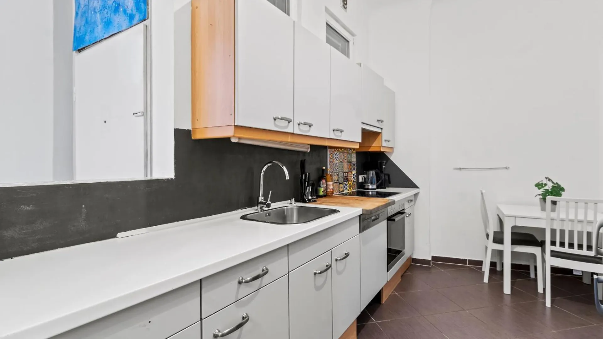 Very Spacious Apartment With A Wintergarden And Terrace, 1 Minute To Tram Station Vienna