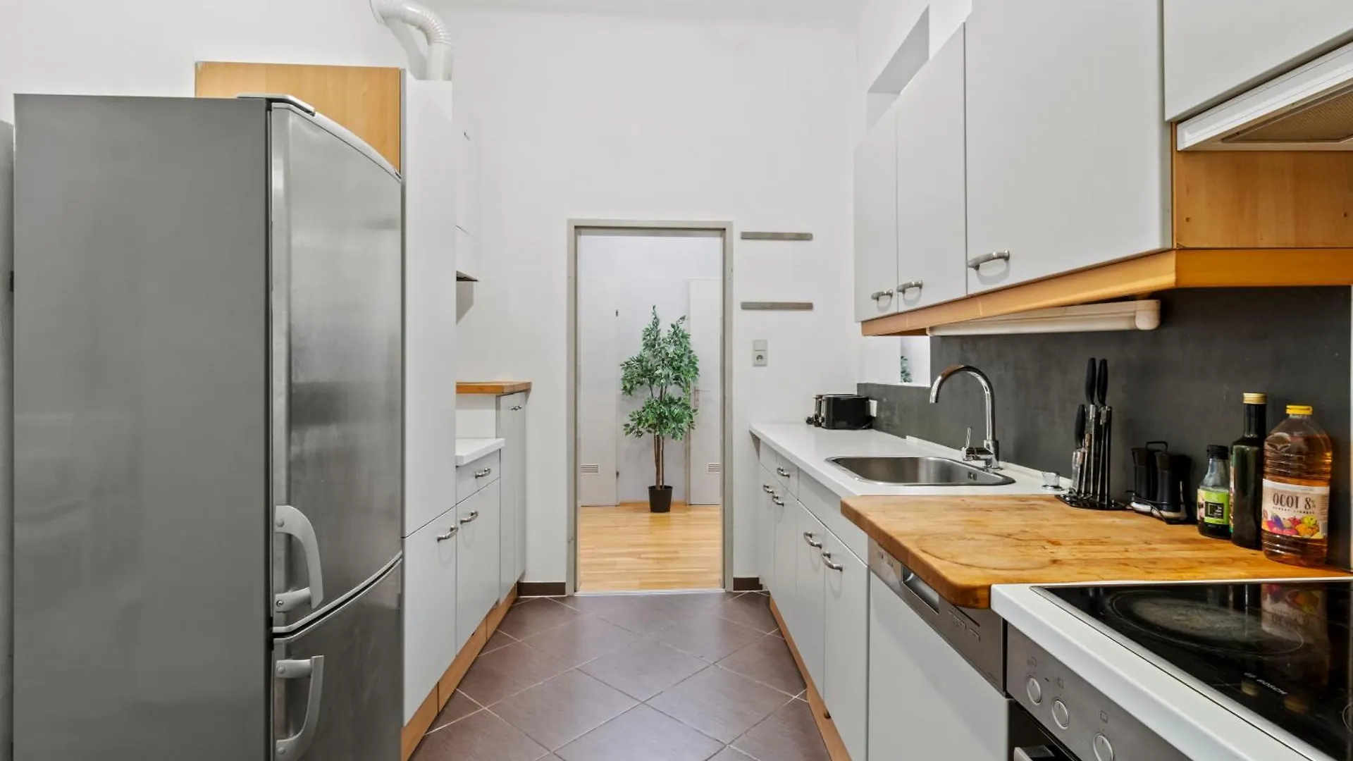 Very Spacious Apartment With A Wintergarden And Terrace, 1 Minute To Tram Station Vienna